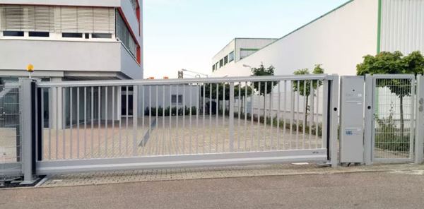 Trackless cantilevered gate